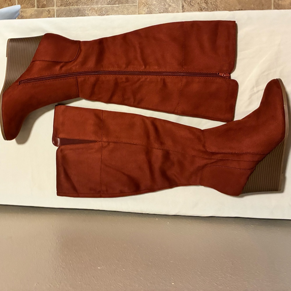NWOT Heart in D faux suede Knee Boots w/ Wedge Heel, Rust, Sz 10 Autumn